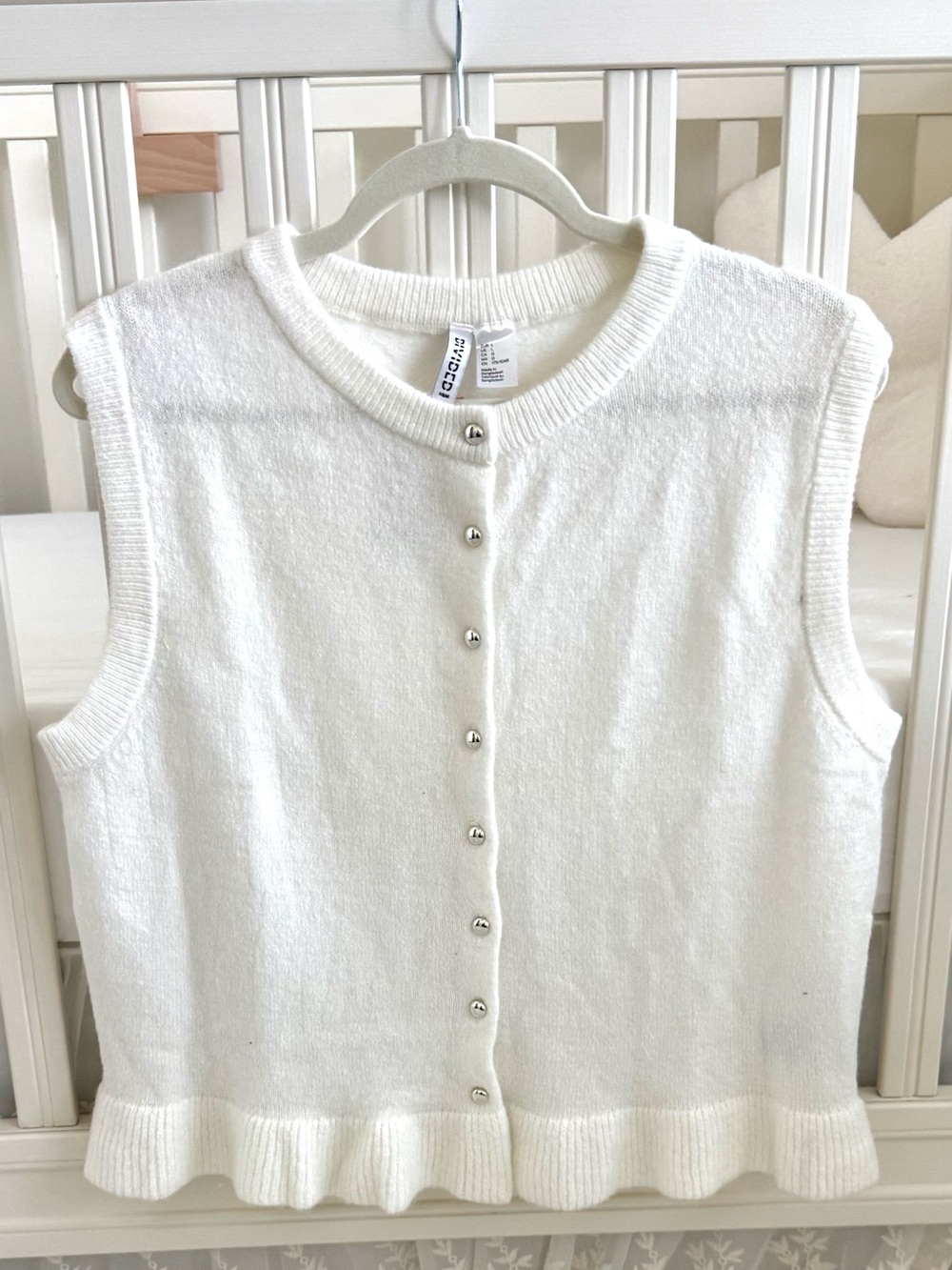 H&M White Sleeveless Button-Front Knit Vest with Ruffle Hem